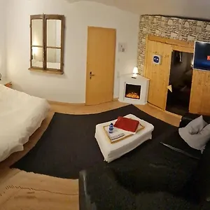 Schoenste Lage Am Rhein In Unmittelbarer Stadtnaehe, Couette-café